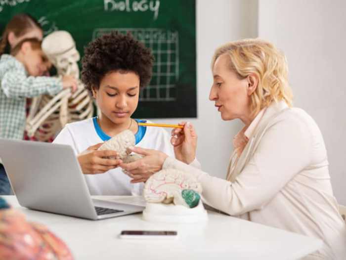 Una estudiante desea hablar con su profesora de biología